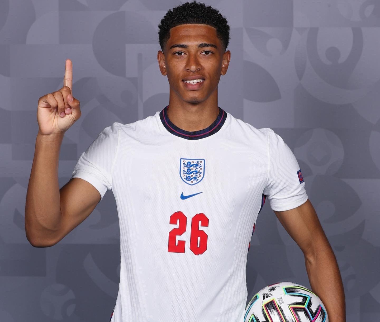 AC米兰在意大利杯负于拉齐奥，终结13场不败，放弃杯赛以专注意甲，凸显战略调整。（AC米兰意杯不敌拉齐奥，13场不败告终，弃杯专攻意甲显战略转向）