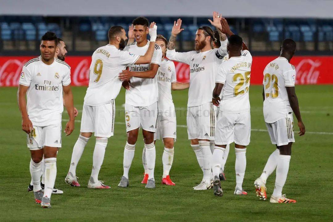 格策再遇弗里克，欧冠对决引回忆（欧冠重逢弗里克，格策往事涌现）