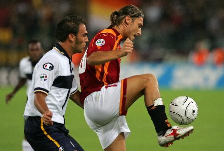 TA：因现代足球重视边路与攻防转换，菱形中场阵型已几乎绝迹（TA：现代足球偏重边路与攻防转换，菱形中场几乎消失）