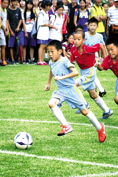 加里·内维尔：切尔西中轴线不够硬，距离赢得英超还很远（加里·内维尔：切尔西中轴偏软，距英超夺冠仍差一截）